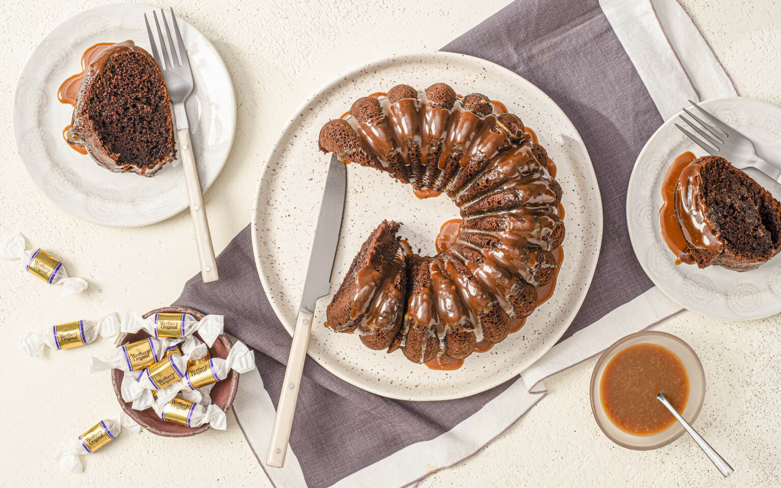 Gâteau au chocolat et aux éclairs caramels